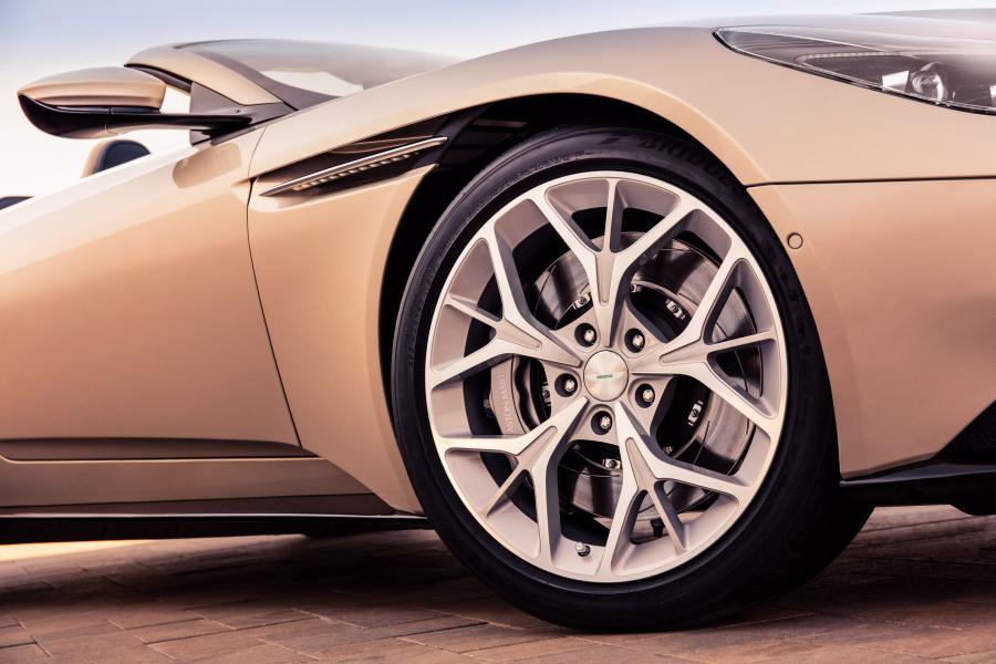 Колеса Aston Martin DB11 V8 Volante 2018 года  (WW) (фото 3 из 54)